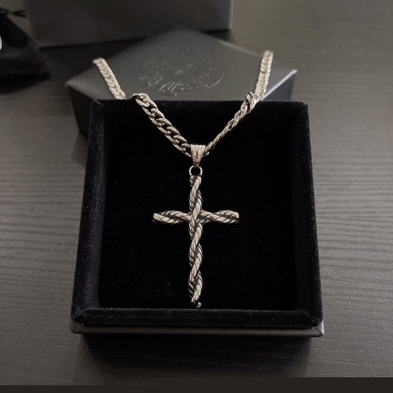Ch**me He**ts necklaces